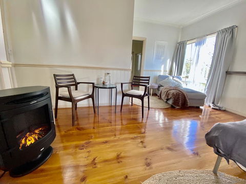 Valley Abode Large Studio Suite -private Ensuite - QLD Tourism 3
