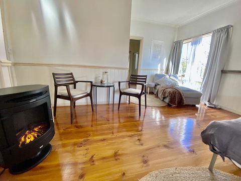 Valley Abode Large Studio Suite -private Ensuite - QLD Tourism 1