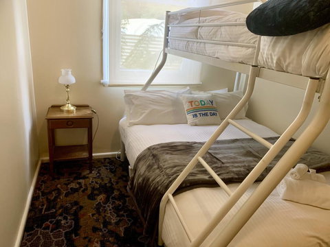 Victoria Albert Guest House Bar Cafe And Restaurant - QLD Tourism 2