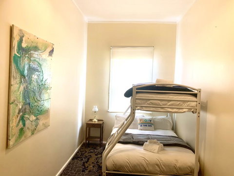 Victoria Albert Guest House Bar Cafe And Restaurant - QLD Tourism 1