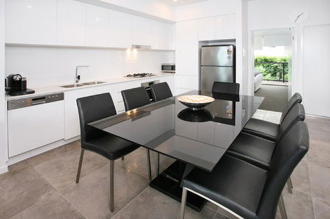Views From Red Hill - Modern And Spacious Split-Level Executive 3BR Red Hill Apartment Close To CBD - QLD Tourism 1