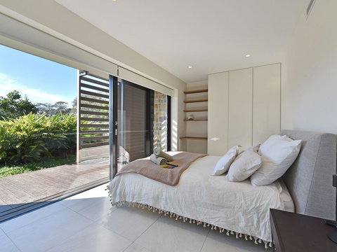 Villa Catania Waterside At Trinity Point - QLD Tourism 1