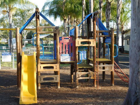 Villa Holiday Park - QLD Tourism 1