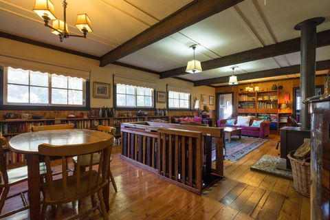 Walhalla Coach House - QLD Tourism 3