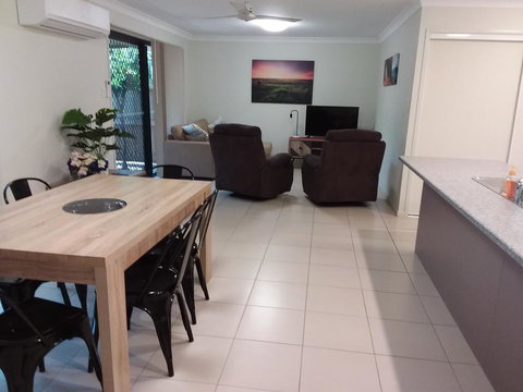 Waratah And Wattle Apartments - QLD Tourism 0
