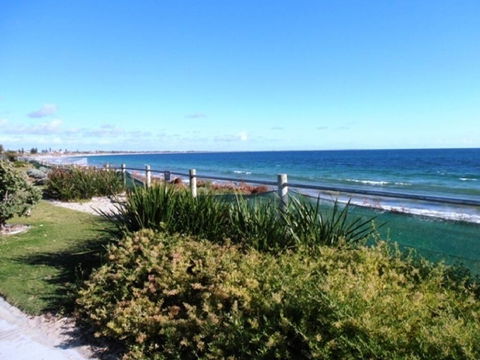 Warnbro Beach Family Accommodation - Queensland Tourism 3