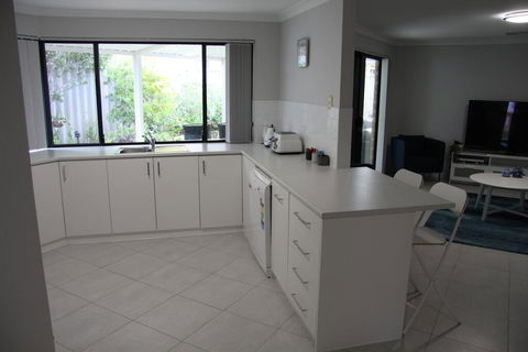 Warnbro Beach Family Accommodation - Queensland Tourism 2