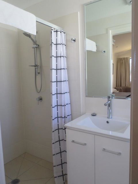 Warrego Hotel Motel Cunnamulla - QLD Tourism 1