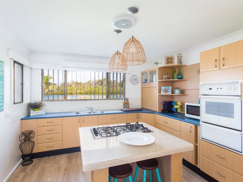 Waterfront At Point Road - QLD Tourism 1