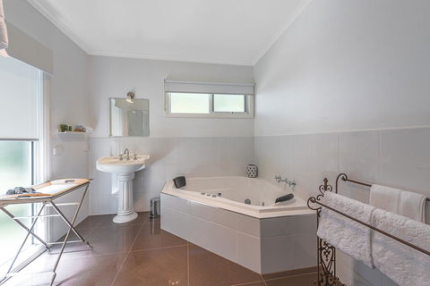 Amelina Cottages - Queensland Tourism 9