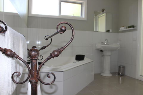 Amelina Cottages - Queensland Tourism 24