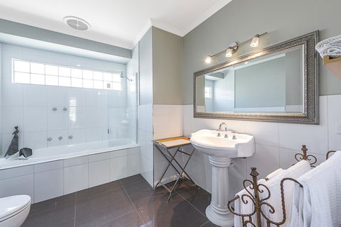 Amelina Cottages - Queensland Tourism 10