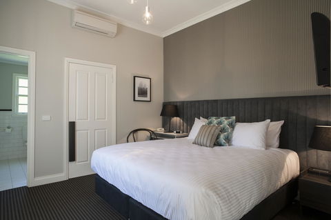 Oscar\'s On The Yarra - QLD Tourism 3