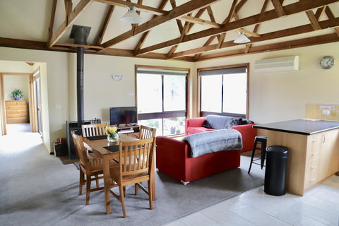 Red Ceder Cottage - Great Ocean Road - Port Campbell - QLD Tourism 12