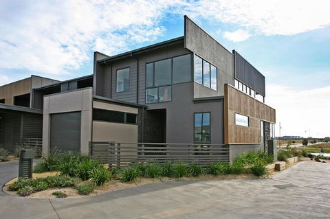 1 Pebble Place - QLD Tourism 1