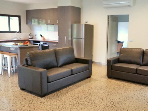 3 Bells Alpine Cottage - QLD Tourism 16