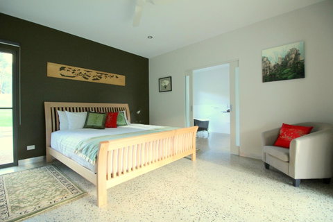 3 Bells Alpine Cottage - QLD Tourism 9