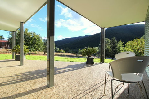 3 Bells Alpine Cottage - QLD Tourism 17