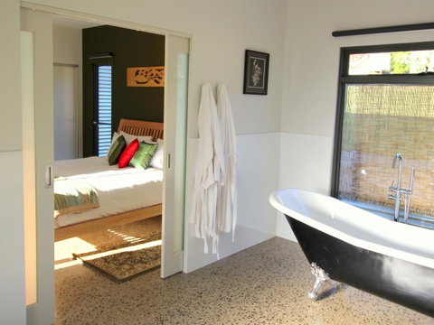 3 Bells Alpine Cottage - QLD Tourism 8