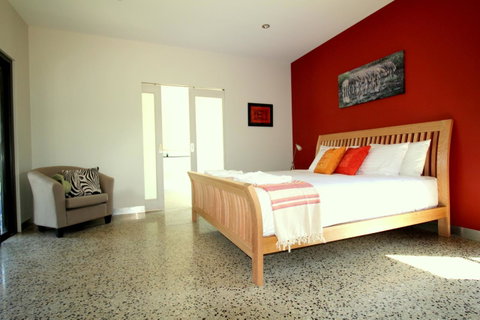 3 Bells Alpine Cottage - QLD Tourism 6