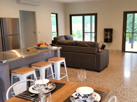 3 Bells Alpine Cottage - QLD Tourism 15