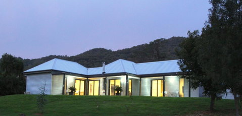 3 Bells Alpine Cottage - QLD Tourism 11