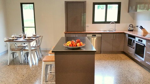 3 Bells Alpine Cottage - QLD Tourism 14