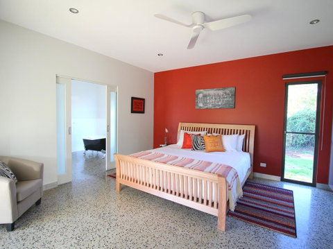 3 Bells Alpine Cottage - QLD Tourism 7