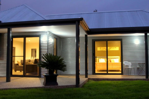3 Bells Alpine Cottage - QLD Tourism 10