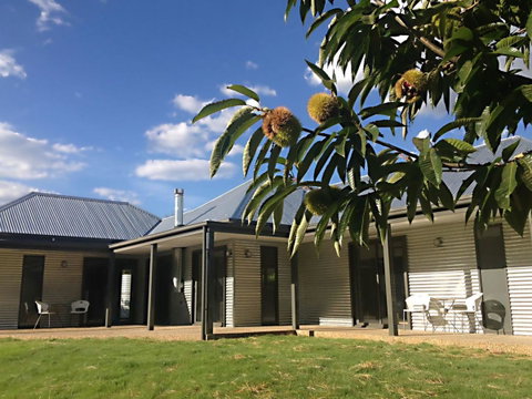 3 Bells Alpine Cottage - QLD Tourism 0
