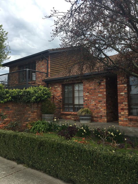 Bricks And Roses - QLD Tourism 0