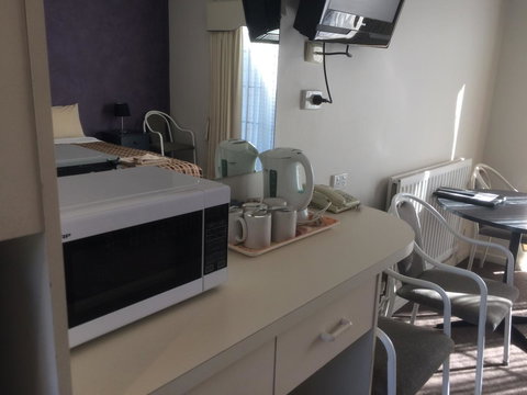 Ambassador Motor Inn - QLD Tourism 3