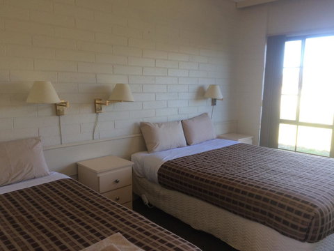 Ambassador Motor Inn - QLD Tourism 10