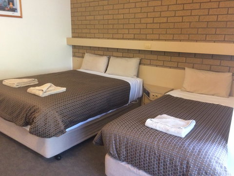 Ambassador Motor Inn - QLD Tourism 5