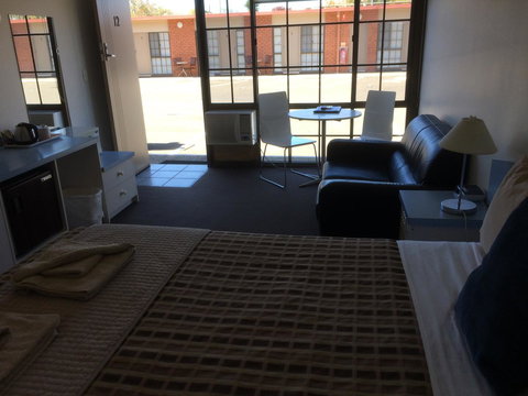 Ambassador Motor Inn - QLD Tourism 24