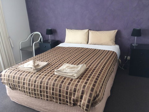 Ambassador Motor Inn - QLD Tourism 4