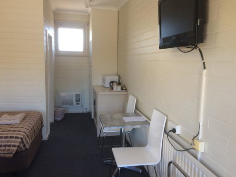 Ambassador Motor Inn - QLD Tourism 12