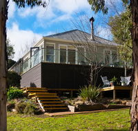 Lake Como Villa - Queensland Tourism