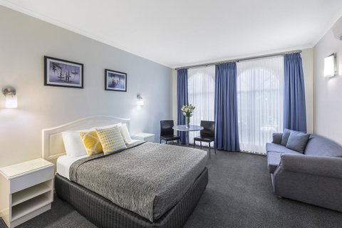 Cathedral Motor Inn - QLD Tourism 0