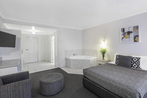 Cathedral Motor Inn - QLD Tourism 18