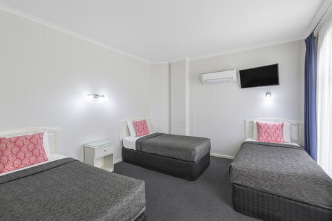 Cathedral Motor Inn - QLD Tourism 11