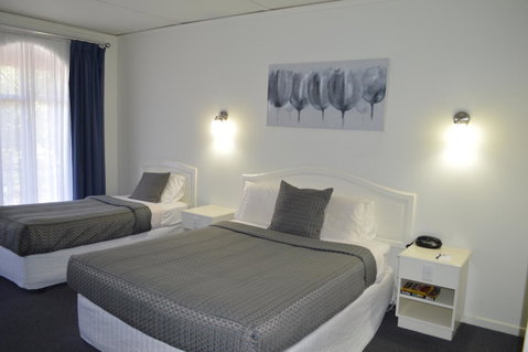 Cathedral Motor Inn - QLD Tourism 9