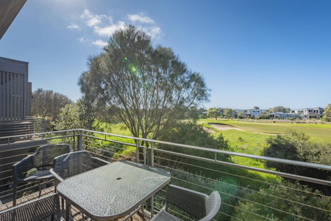 Stylish 3 Bedroom Townhouse - Free Parking - QLD Tourism 13