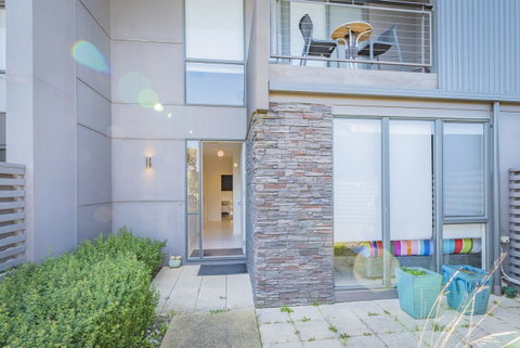 Stylish 3 Bedroom Townhouse - Free Parking - QLD Tourism 0