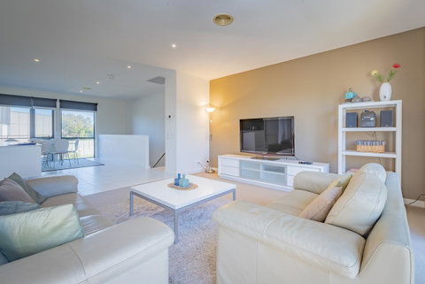 Stylish 3 Bedroom Townhouse - Free Parking - QLD Tourism 1