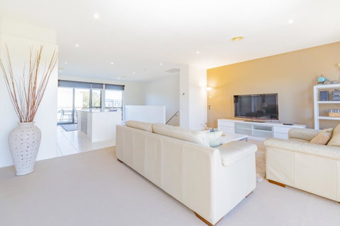 Stylish 3 Bedroom Townhouse - Free Parking - QLD Tourism 4