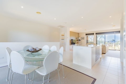 Stylish 3 Bedroom Townhouse - Free Parking - QLD Tourism 14