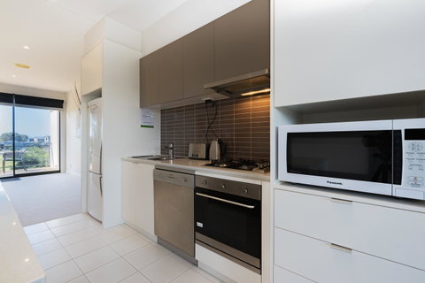 Stylish 3 Bedroom Townhouse - Free Parking - QLD Tourism 10