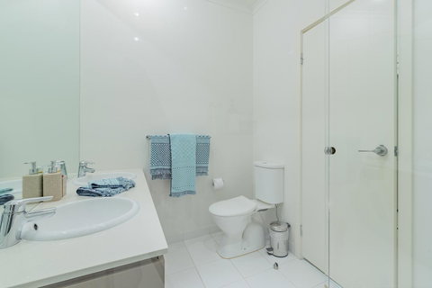 Stylish 3 Bedroom Townhouse - Free Parking - QLD Tourism 18