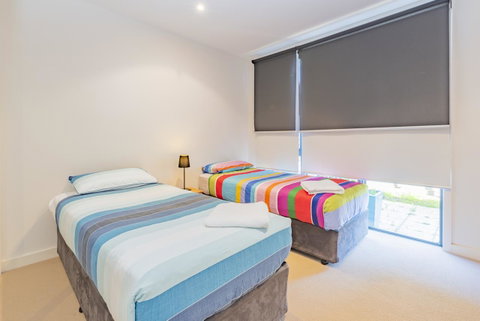 Stylish 3 Bedroom Townhouse - Free Parking - QLD Tourism 8